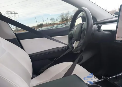 2021 Tesla Model Y Long Range Dual Motor All-Wheel Drive z USA, uszkodzony, nr VIN 5YJYGDEE2MF078989
